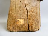 une statue en bois d'un homme avec un chapeau sur la tête
