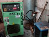 a green machine that is sitting in the corner of a room