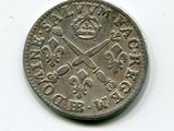 une vieille pièce d'argent sur laquelle figurent une couronne et deux épées croisées