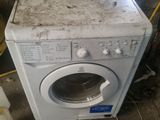 une machine à laver sale dans une pièce sale