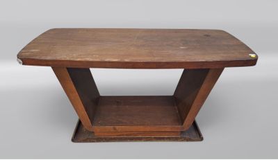 une vieille table en bois surmontée d'une petite étagère