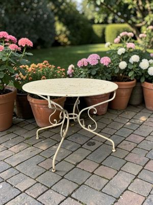 Table de jardin en métal laqué blanc. - Photo 1