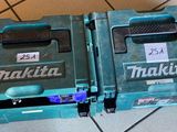 deux outils Makita posés par terre l'un à côté de l'autre