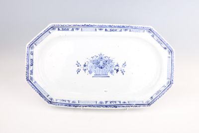 un plat bleu et blanc orné de fleurs