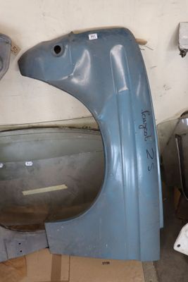une photo d'une salle de bains avec des toilettes et un lavabo