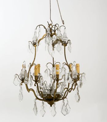 un lustre en laiton orné de pendants en verre suspendu au plafond