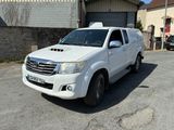 une photo d'une Toyota Hilux blanche garée sur un parking