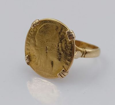 une bague en or avec une pièce romaine au centre