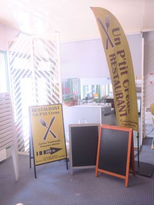 de nombreux panneaux et un panneau d'affichage dans une pièce