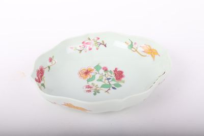 un petit bol orné de fleurs, posé sur une table