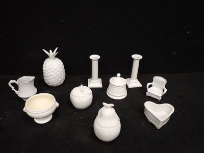 beaucoup d'objets blancs posés sur une table noire