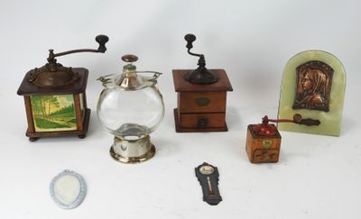 une petite collection d'objets miniatures disposés sur une surface blanche