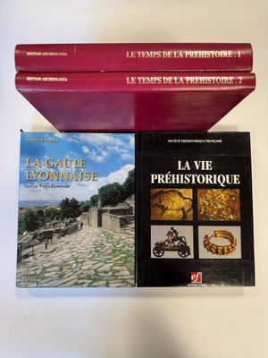 deux livres posés l'un à côté de l'autre sur une table