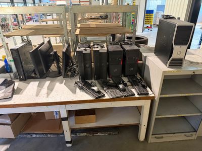 beaucoup de matériel informatique posé sur une table dans un entrepôt