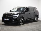 Le SUV noir est garé dans une pièce au sol carrelé.