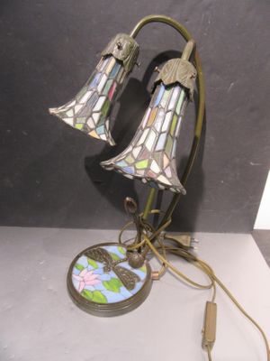 une lampe posée sur une table à côté d'un mur