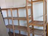une pièce dans laquelle se trouvent plusieurs étagères en bois