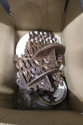 une boîte contenant un gâteau qui se trouve à l'intérieur