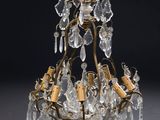 un gros plan d'un lustre sur fond noir