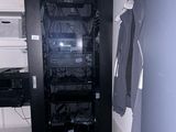 une photo d'une armoire de serveurs dans une petite pièce