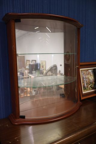 Vitrine murale. H 65 L 61 l 22.5 cm