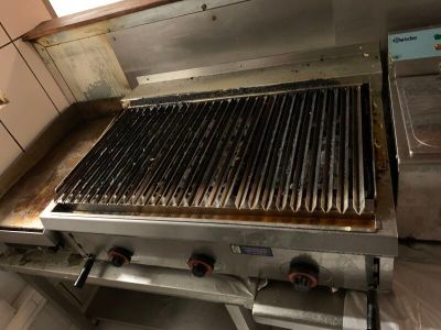 un grill équipé d'une grille, dans une cuisine