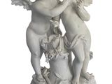 une image représentant une statue de deux chérubins posés sur un socle en marbre
