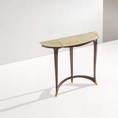 une photo d'une petite table avec un plateau en bois posée sur un sol blanc