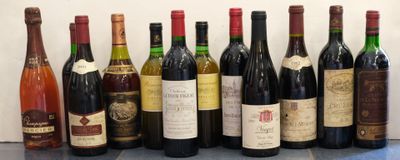 de nombreuses bouteilles de vin alignées sur le comptoir
