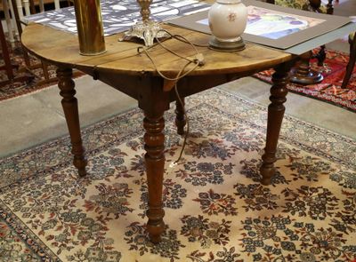 une petite table sur laquelle se trouve un vase, au milieu d'un salon