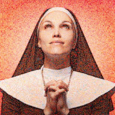 La religieuse a les mains jointes en signe de prière.