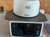 une photo d'un micro-ondes posé sur une table