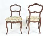 paire de chaises anciennes avec des housses d'assise à motifs floraux