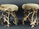 paire de tabourets « antilope » avec assise et pieds recouverts de fourrure
