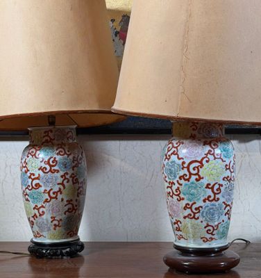 two lamps that are sitting on a table in a room