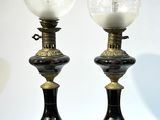deux lampes posées sur une table
