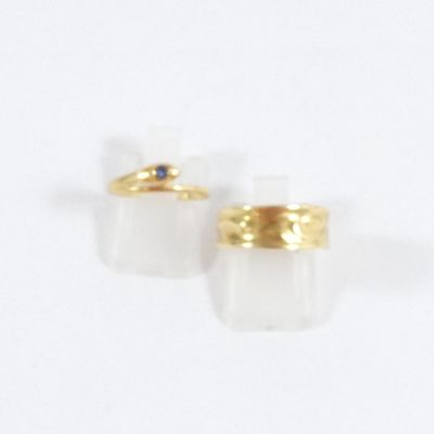 paire de boucles d'oreilles en quartz transparent et plaqué or sur fond blanc
