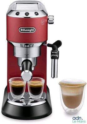 gros plan d'une cafetière avec deux tasses de café