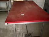 une photo d'une cuisine avec un plan de travail rouge