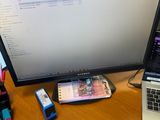 un bureau sur lequel se trouvent un ordinateur portable et un moniteur