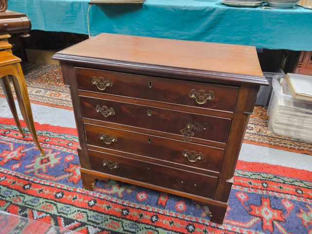 Petite commode ouvrant à quatre tiroirs. Accidents et manques