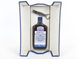 une bouteille d'alcool dans un coffret orné d'un porte-clés