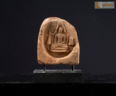 une statue en pierre représentant un Bouddha assis sur un socle noir