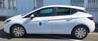 une voiture blanche garée dans un parking