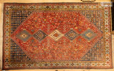 un vieux tapis est exposé dans un musée