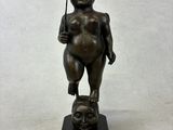 statue en bronze représentant un garçon coiffé d'un chapeau et tenant un parapluie