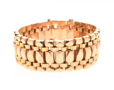 une image d'un gros plan d'un bracelet en or sur un fond blanc