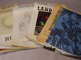 un grand nombre de livres posés sur une table
