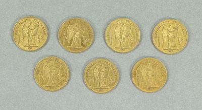 six souverains d'or, dont l'un représente une femme et l'autre un homme