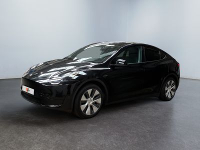 La Tesla Model X noire est garée dans une pièce blanche